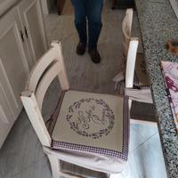 tavolo da cucina con marmo e sedie