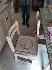 tavolo da cucina con marmo e sedie