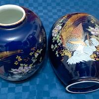 due vasi cinesi blu cobalto con uccelli e fiori