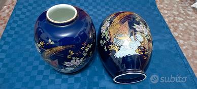 due vasi cinesi blu cobalto con uccelli e fiori