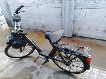 due biciclette a motore Solex