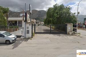 Capannone Industriale con Ampia Area Esterna -