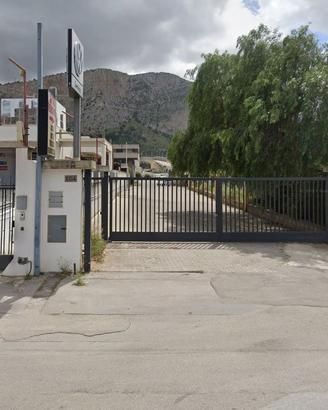Capannone Industriale con Ampia Area Esterna -