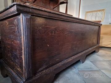 Cassapanca restaurata in castagno