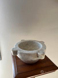 Antico mortaio in marmo