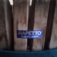 contenitori per vino e pigiaraspatrice e 2 tini