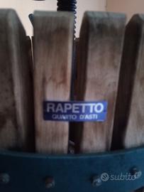 contenitori per vino e pigiaraspatrice e 2 tini