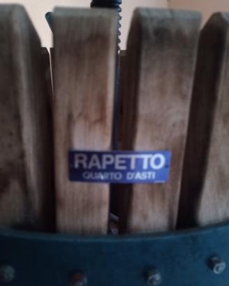 contenitori per vino e pigiaraspatrice e 2 tini