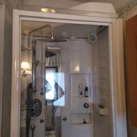 "Cabina doccia idromassaggio e sauna"
