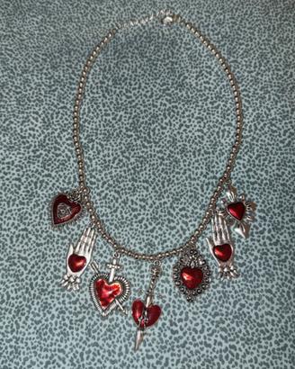 Collana con charm rossi e disegni
