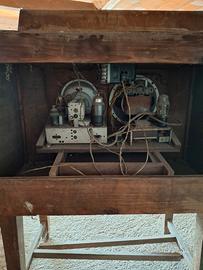 vecchia radio con giradischi