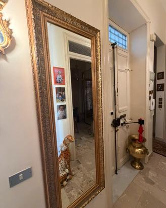 Specchio da parete con cornice dorata lavorata