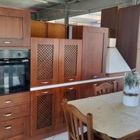cucina in legno noce scuro 