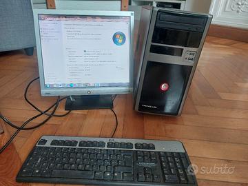 Pc con monitor e tastiera