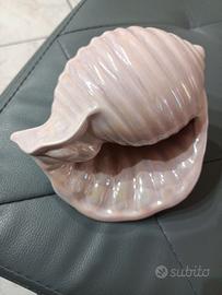 Decorazione a forma di conchiglia in porcellana