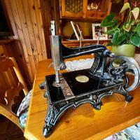 Macchina da cucire antica