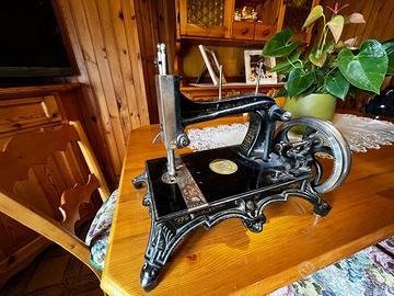 Macchina da cucire antica