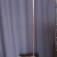 Lampada da terra con supporto pompa irrogatrice