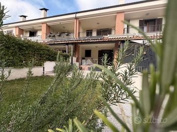 VILLA A SCHIERA A ROMA