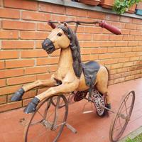 CAVALLINO TRICICLO D'EPOCA IN LEGNO LACCATO