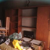 Soggiorno moderno in legno con mensole z tv