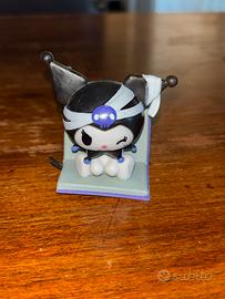 Kuromi Halloween mummia statuina con base viola