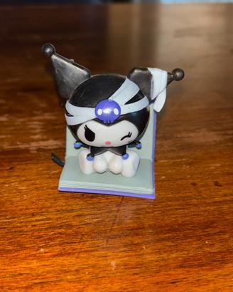 Kuromi Halloween mummia statuina con base viola