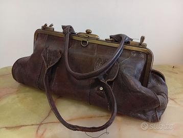 Una borsa Gladstone in pelle marrone chiaro con un