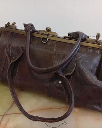 Una borsa Gladstone in pelle marrone chiaro con un