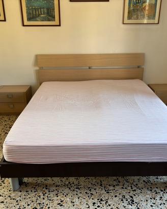 Letto matrimoniale e comodini