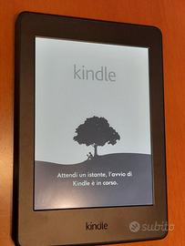 E-book Amazon Kindle paperwhite con 2.195 libri.