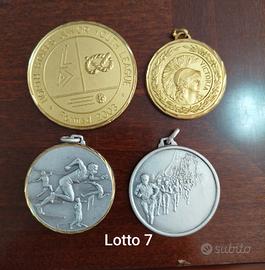 Lotto di medaglie a tema sportivo come da foto 