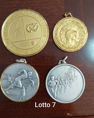 Lotto di medaglie a tema sportivo come da foto 