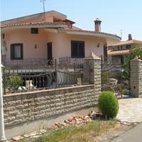 Villa Unifamiliare con Giardino e Posti Auto