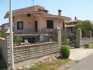 Villa Unifamiliare con Giardino e Posti Auto