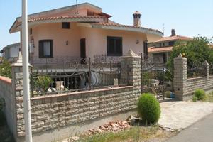 Villa Unifamiliare con Giardino e Posti Auto