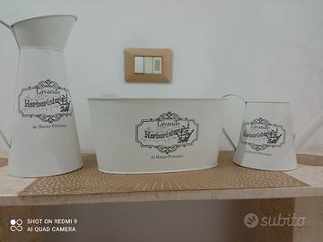 tre vasi decorativi