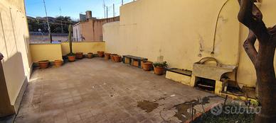 Palazzetto cielo-terra pochi passi via Roccaromana