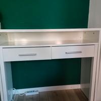 Scrivania con cassetti