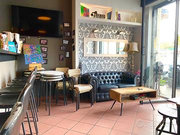 Divano, tavoli, sedie