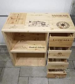 Scrivania artigianale con cassette di vino