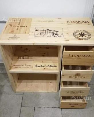 Scrivania artigianale con cassette di vino