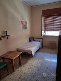 Una stanza singola in appartamento luminoso