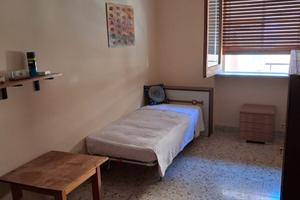 Una stanza singola in appartamento luminoso