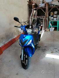 Moto Suzuki sixteen 