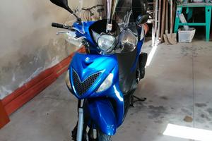 Moto Suzuki sixteen 