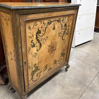 Antica libreria chiusa in legno dipinto