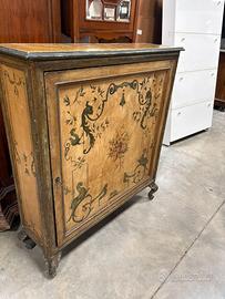 Antica libreria chiusa in legno dipinto