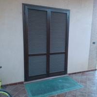 3 Porte in noce e vetro compete di persiane