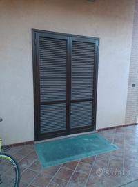 3 Porte in noce e vetro compete di persiane